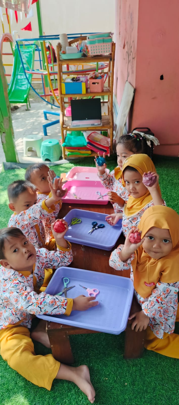 Anak-anak belajar kelompok