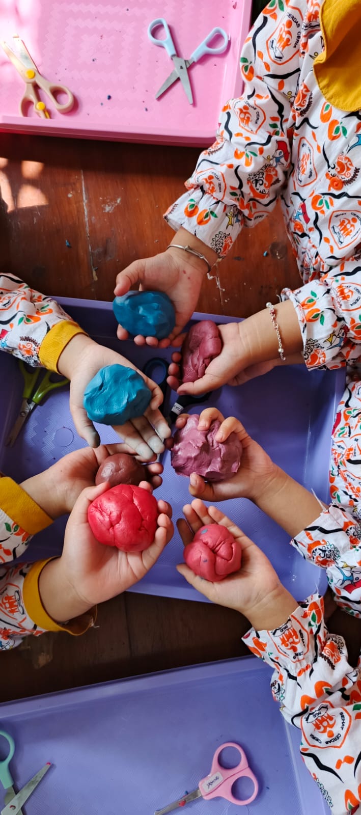 Anak-anak bermain puzzle