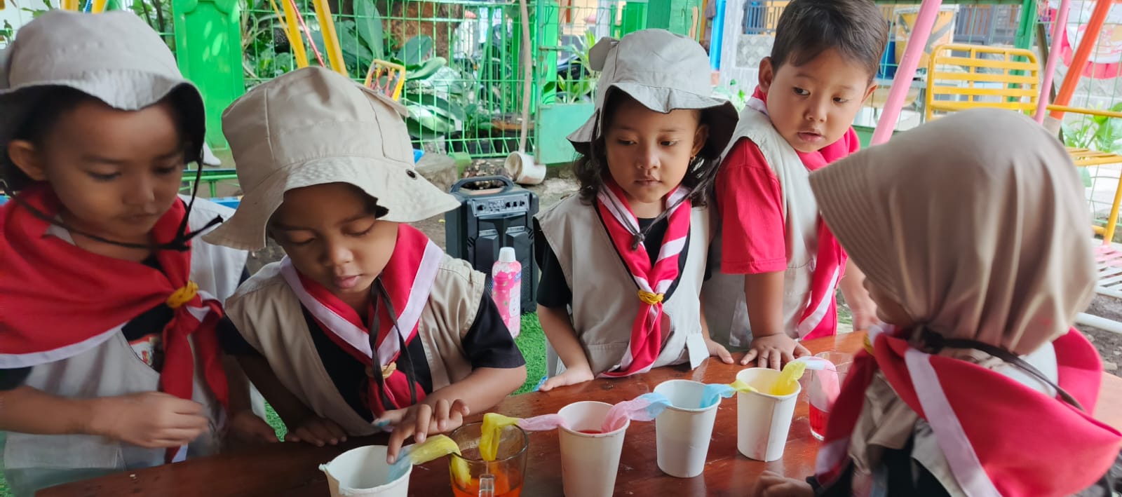 Anak-anak di kegiatan outdoor